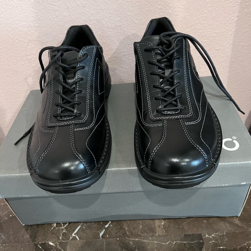 ECCO dress shoe with lace.